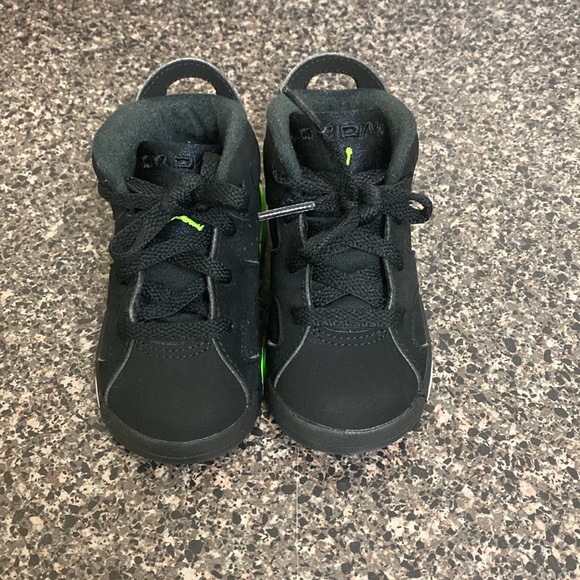 Toddler Jordan 6 Retro Sneakers 💚🖤 - Picture 2 of 5